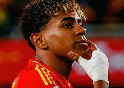 Sanzioni Uefa per il Barcellona: multe per Yamal e Lewandowski, squalifica per Flick